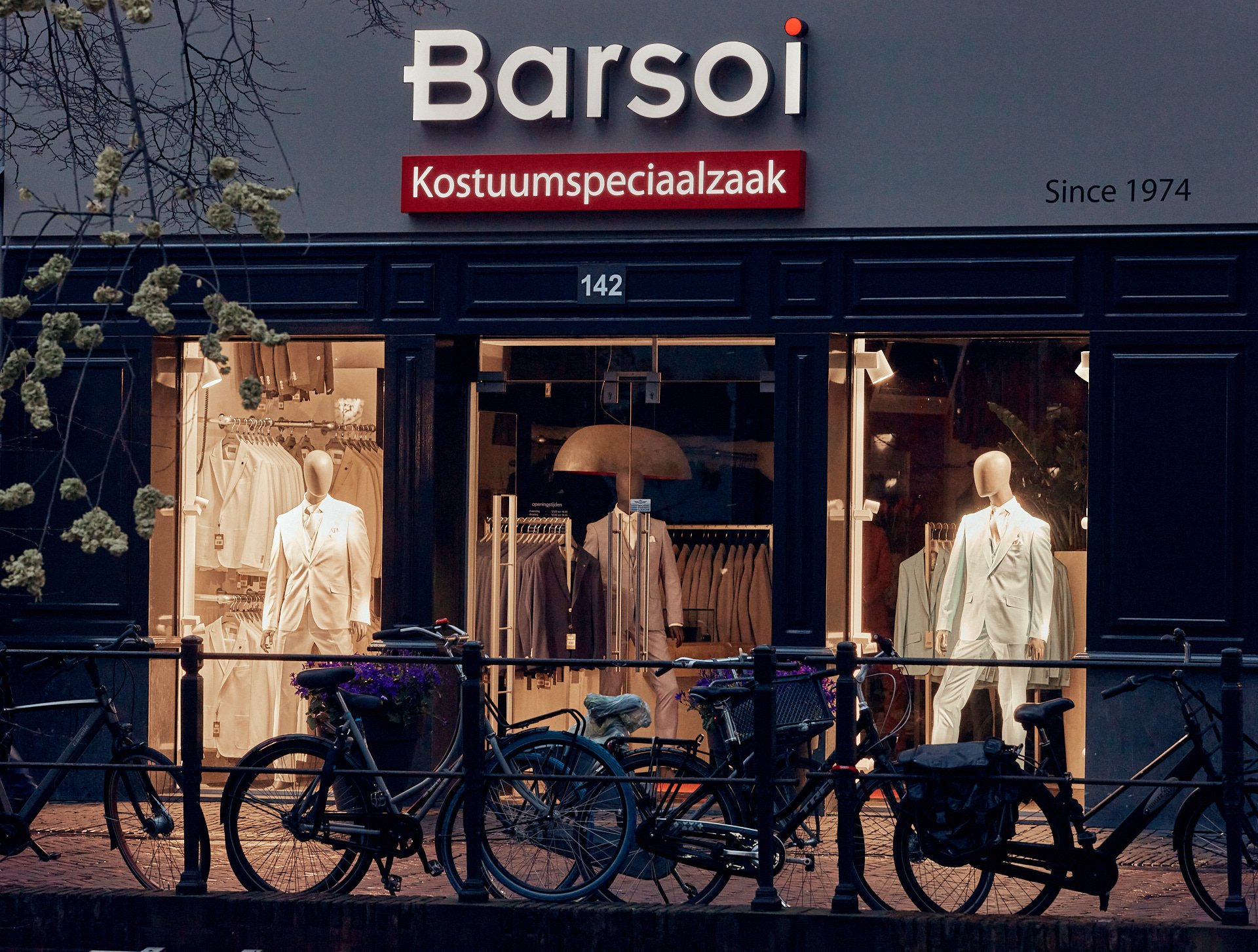 Voorkant winkel Barsoi Kostuumspeciaalzaak op de Oudegracht 142 in Utrecht