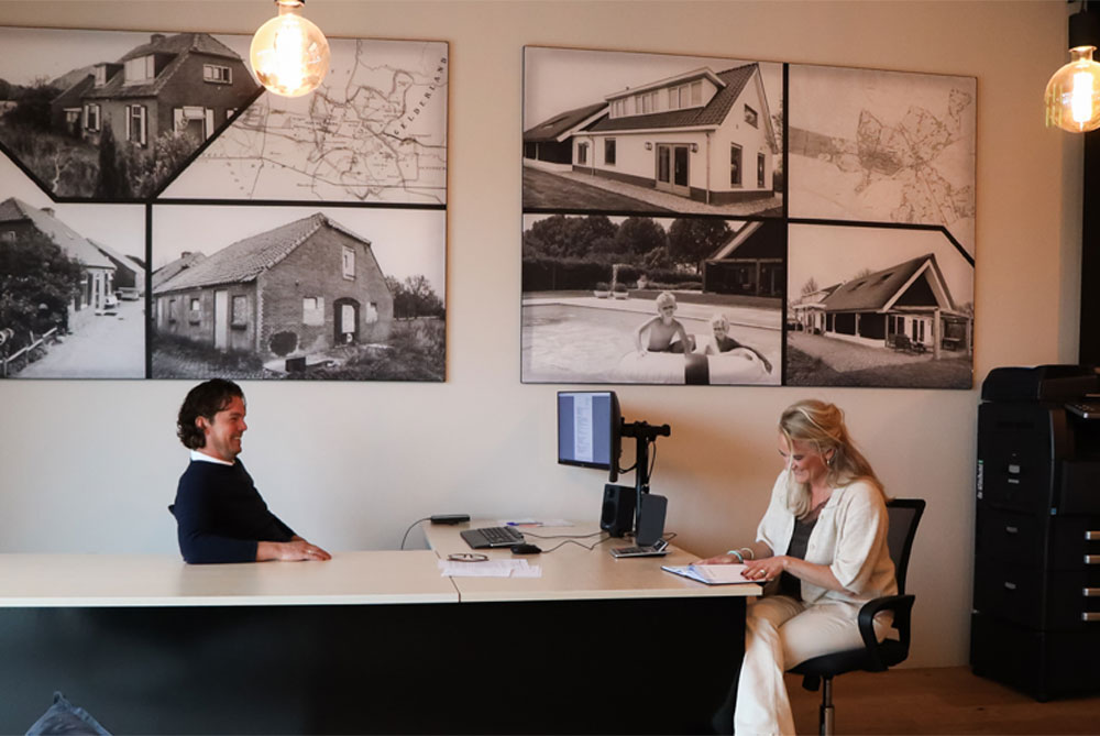 Sfeerfoto kantoor Bouwbedrijf Matthé B.V. met uitgevoerde projecten ingelijst aan de wand