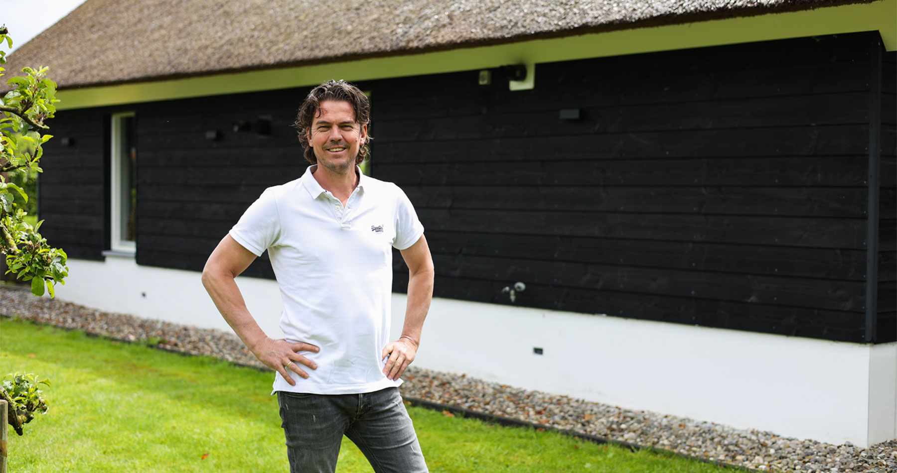 Foto Matthias van Ee van Bouwbedrijf Matthé B.V. met op de achtergrond een boerderij die is verbouwd